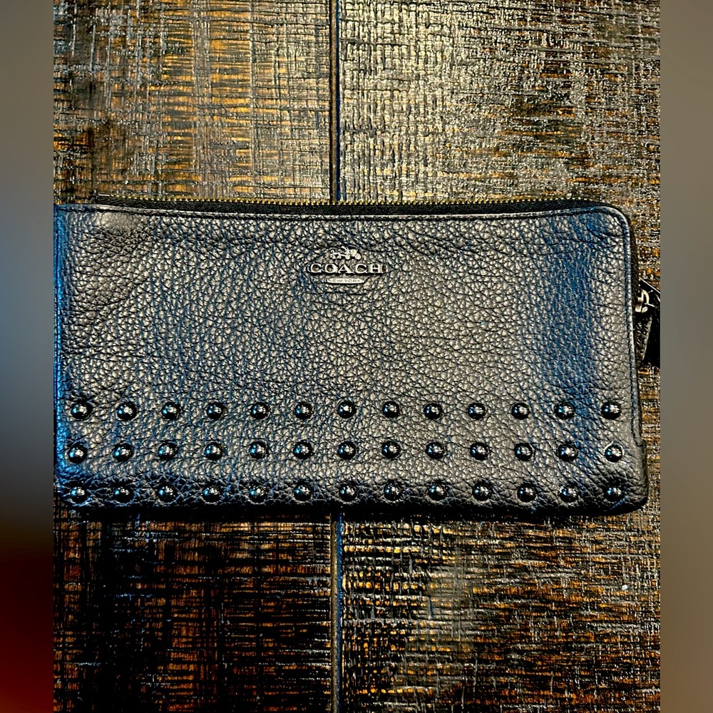 COACH WRISTLET  Wristlet / Purse 
BLACK PEARL
Leather